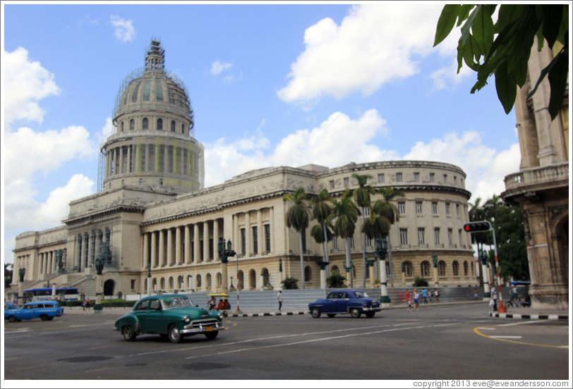 Green and blue cars in front of El Capitolio.