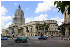 Green and blue cars in front of El Capitolio.