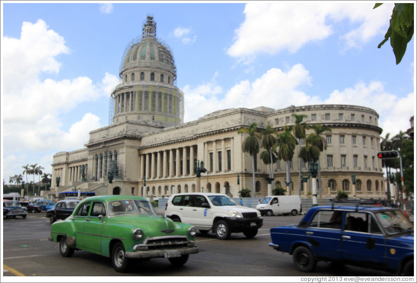 Green, blue and white cars in front of El Capitolio.