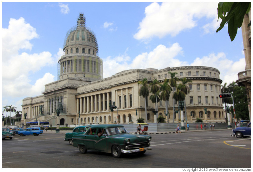 Green cars in front of El Capitolio.