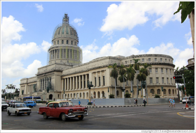 Red car in front of El Capitolio.