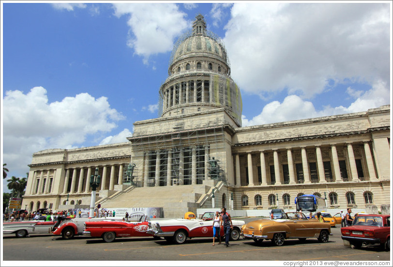 Cars parked in front of El Capitolio.