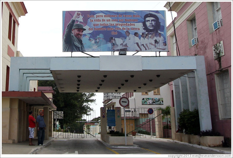 Billboard with a quote from Che Guevara, "Vale, pero millones de veces m&aacute;s la vida de un solo ser humano de todos los propiedades del hombre m&aacute;s rico de la tierra" ("The life of one single human being is worth millions of times more than all the property of the richest man in the world"), on the Hospital Universitario General Calixto Garc&iacute;a.