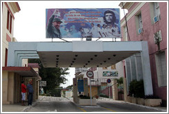 Billboard with a quote from Che Guevara, "Vale, pero millones de veces m&aacute;s la vida de un solo ser humano de todos los propiedades del hombre m&aacute;s rico de la tierra" ("The life of one single human being is worth millions of times more than all the property of the richest man in the world"), on the Hospital Universitario General Calixto Garc&iacute;a.