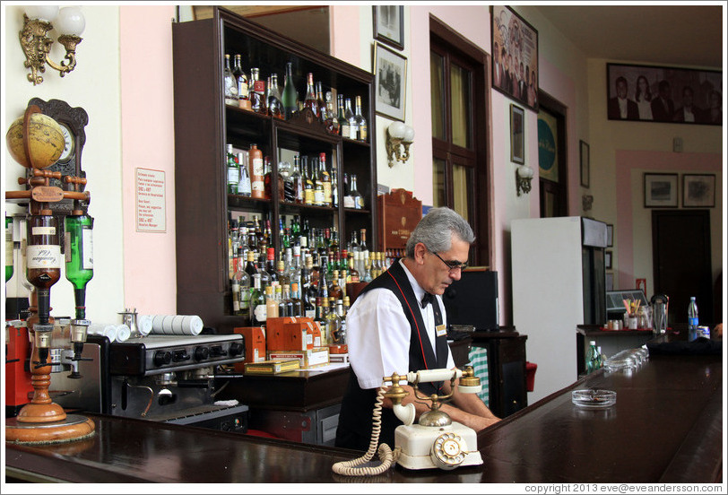 Bartender in the bar of the Hotel Nacional de Cuba.