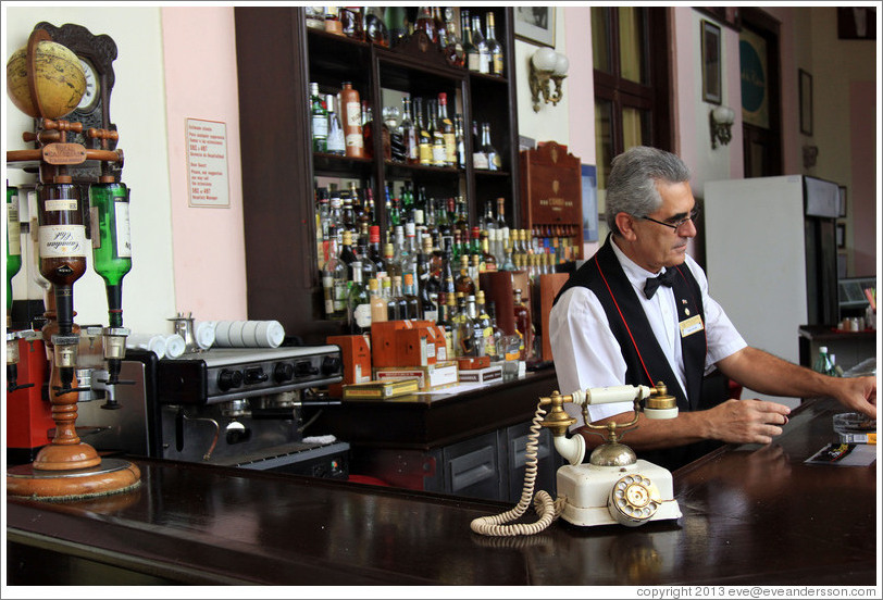 Bartender in the bar of the Hotel Nacional de Cuba.