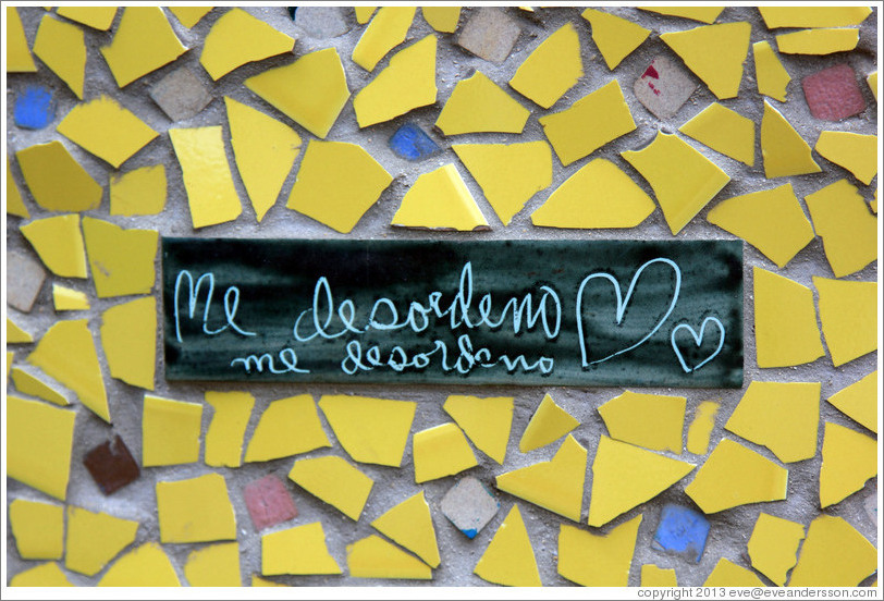Words on a wall: "Me desordeno" ("I make a mess of myself"), Fusterlandia.