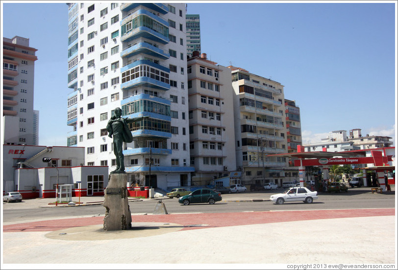 Jos&eacute; Mart&iacute; statue at Malec&oacute;n and Avenida Maceo.