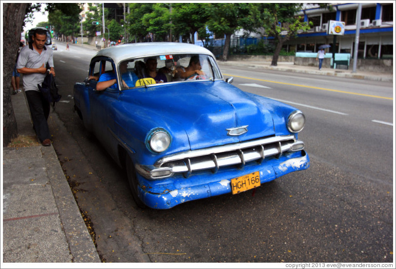 Blue and white car, La Rampa.