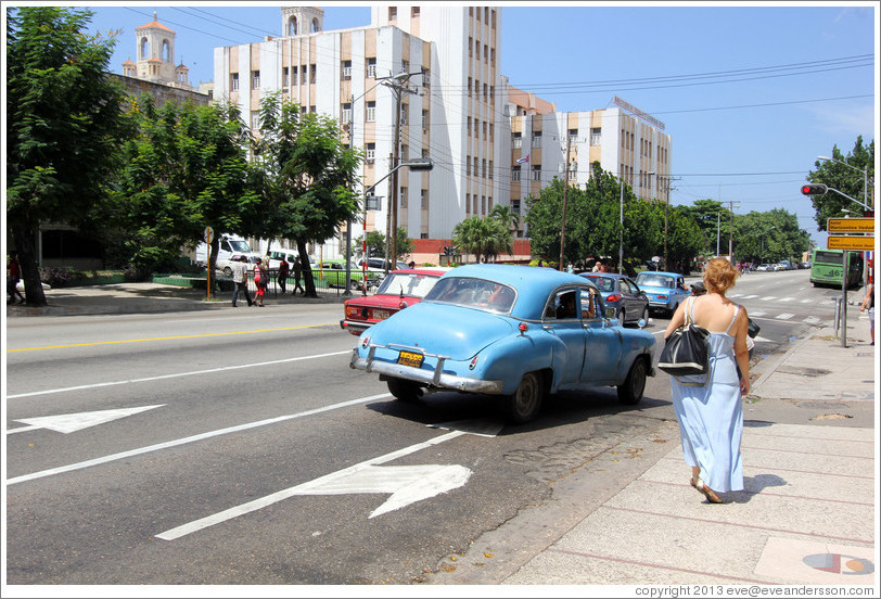 Woman and blue car, La Rampa.