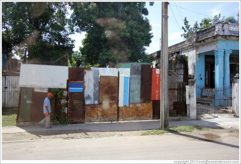 Boarded up lot, Avenida Santa Amalia, La V&iacute;bora neighborhood.