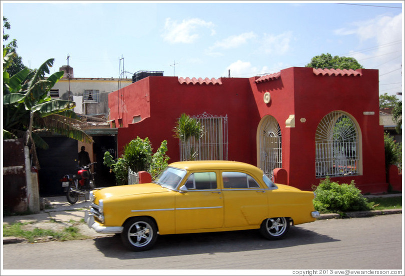 Yellow car and red house, Avenida Santa Amalia, La V&iacute;bora neighborhood.