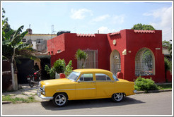 Yellow car and red house, Avenida Santa Amalia, La V&iacute;bora neighborhood.