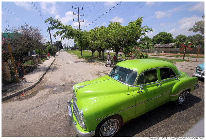 Green car, Calle Perla, La V&iacute;bora neighborhood.