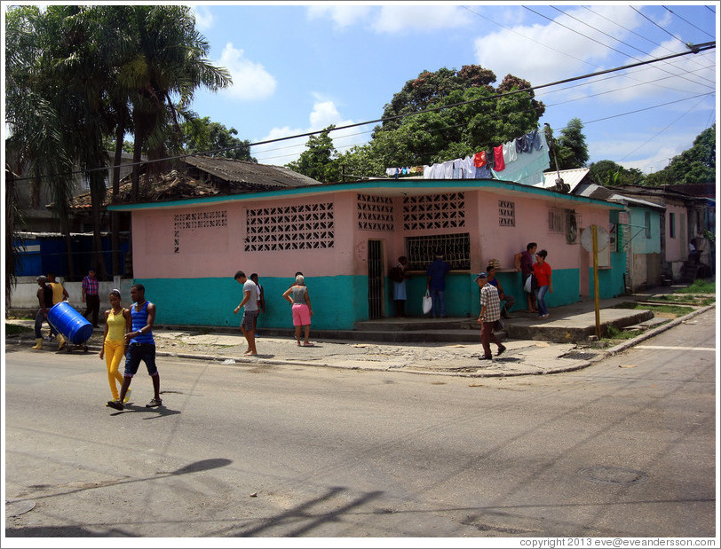 Pink and blue building, Calle Perla, La V&iacute;bora neighborhood.