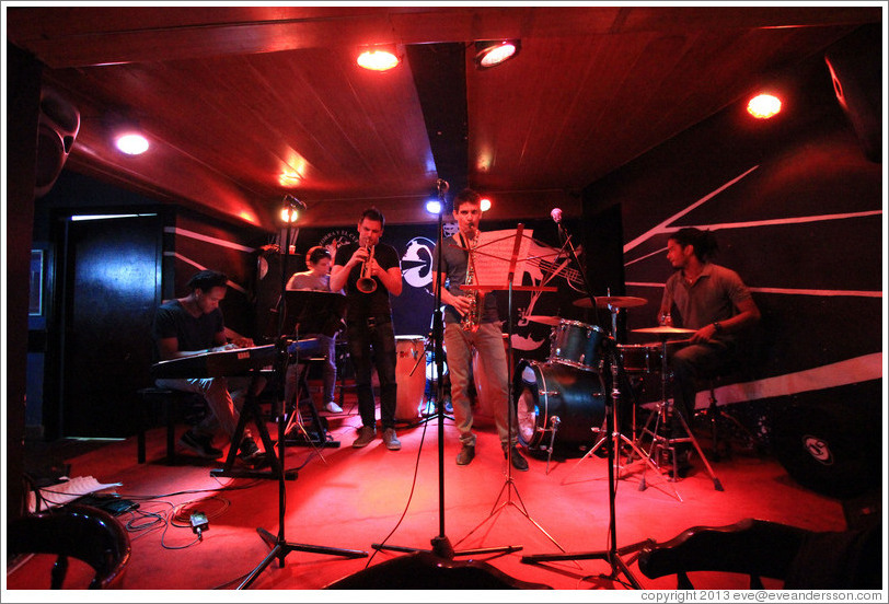 Musicians on stage, La Zorra y el Cuervo jazz club.