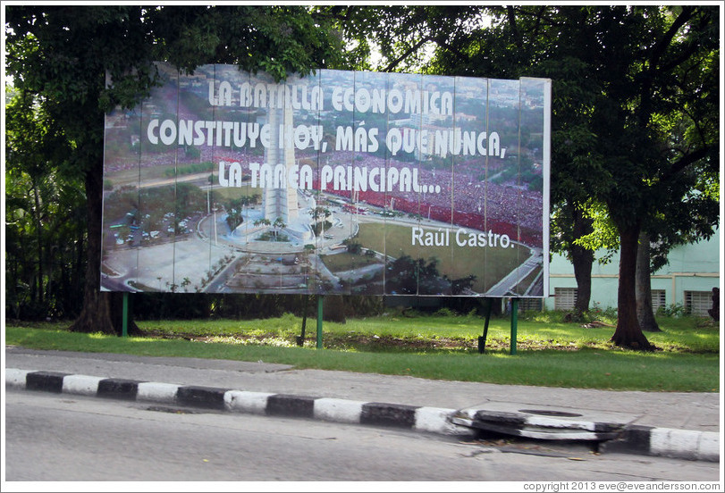 Billboard with a quote from Raúl Castro: "La batalla económica constitute hoy, más que nunca, la tarea principal..." ("Today, more than ever, the economic battle is our main task...").