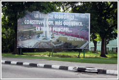 Billboard with a quote from Ra&uacute;l Castro: "La batalla econ&oacute;mica constitute hoy, m&aacute;s que nunca, la tarea principal..." ("Today, more than ever, the economic battle is our main task...").