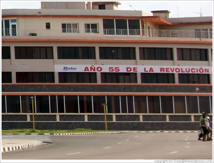 Banner reading "A&ntilde;o 55 de la Revoluci&oacute;n" ("Year 55 of the Revolution"), implying the revolution is ongoing.