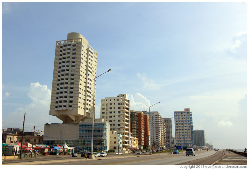 Tall buildings beside the Malec&oacute;n.