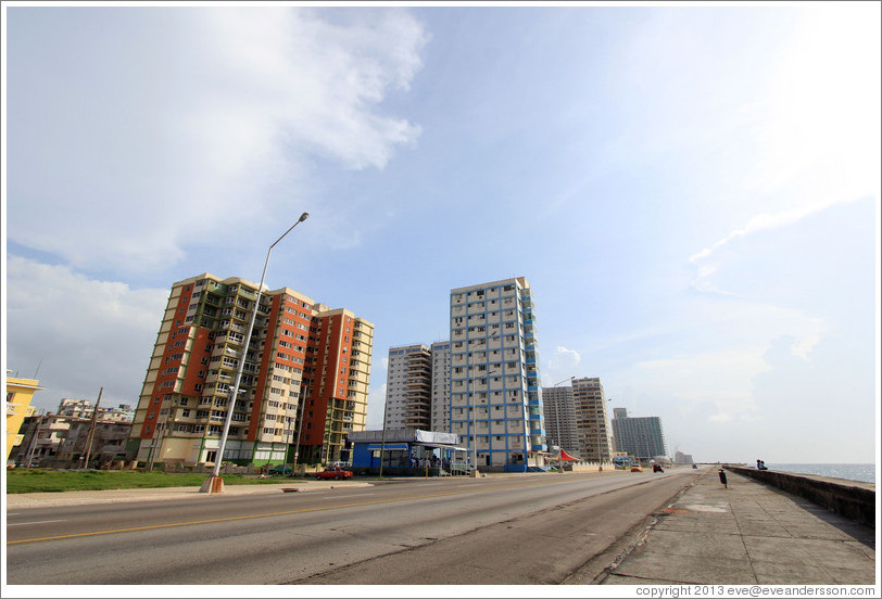 Buildings beside the Malec&oacute;n.