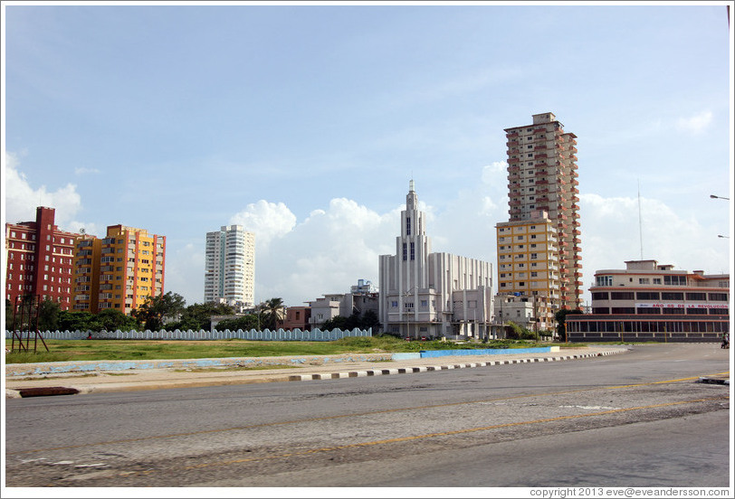 Buildings beside the Malec&oacute;n.