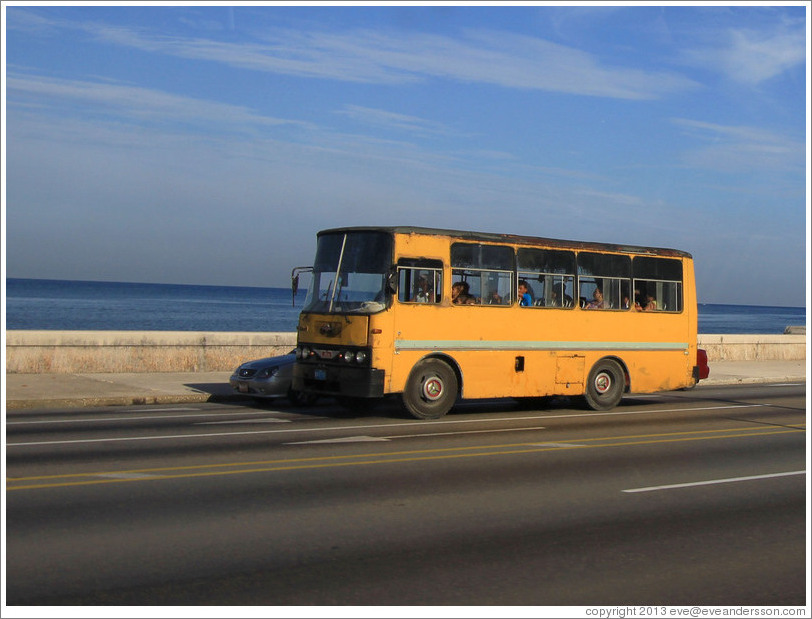 Bus on the Malec&oacute;n.