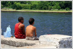 Two boys sitting on the Malec&oacute;n.