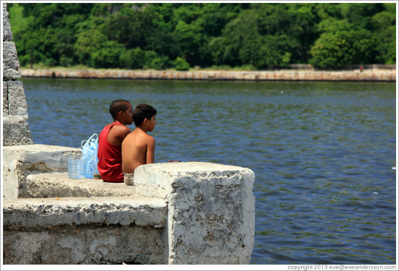 Two boys sitting on the Malec&oacute;n.