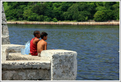 Two boys sitting on the Malec&oacute;n.