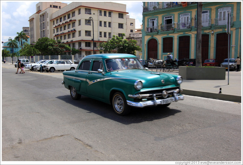 Green car on the Malec&oacute;n.