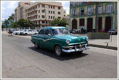 Green car on the Malec&oacute;n.