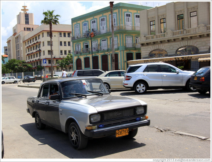 Black car on the Malec&oacute;n.