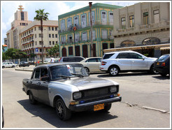 Black car on the Malec&oacute;n.