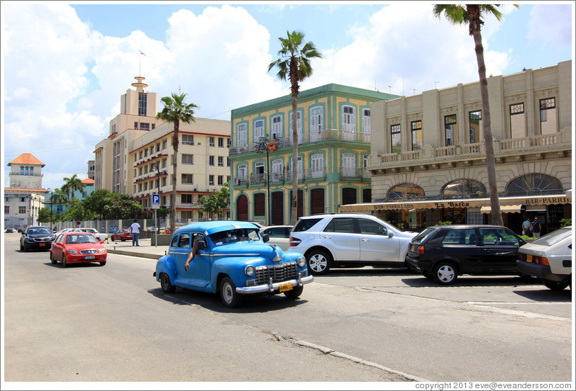 Blue car on the Malec&oacute;n.