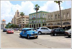 Blue car on the Malec&oacute;n.