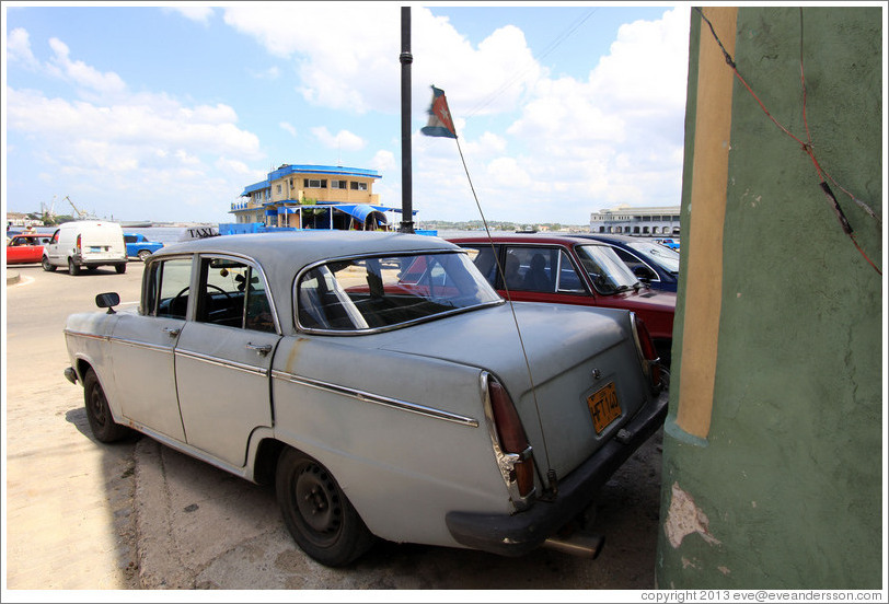 Grey car on the Malec&oacute;n.