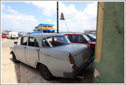 Grey car on the Malec&oacute;n.