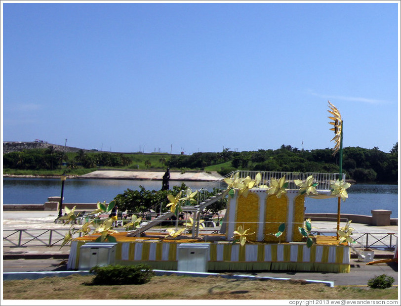 Preparation for Carnaval on the Malec&oacute;n.