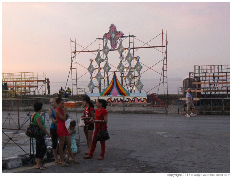 Preparation for Carnaval on the Malec&oacute;n.