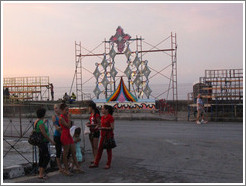 Preparation for Carnaval on the Malec&oacute;n.