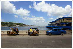 Coco taxis and blue car, Malec&oacute;n.