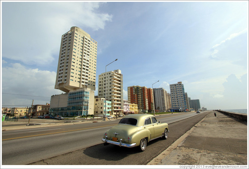 Gold car on the Malec&oacute;n.