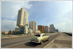 Gold car on the Malec&oacute;n.