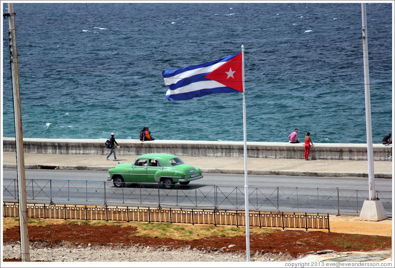 Cuban flag and a green car on the Malec&oacute;n.