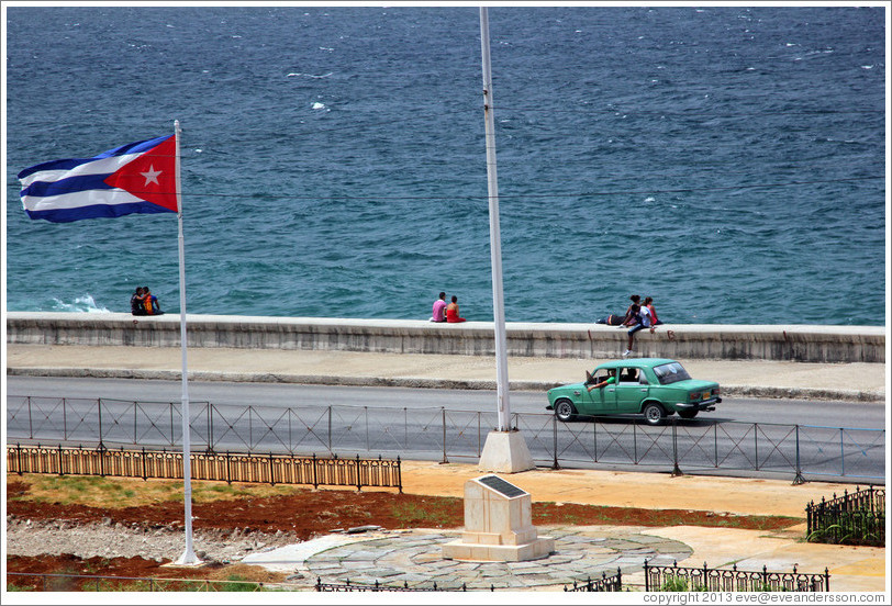 Cuban flag and a green car on the Malec&oacute;n.