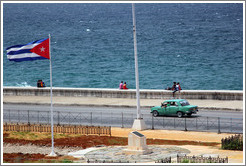 Cuban flag and a green car on the Malec&oacute;n.