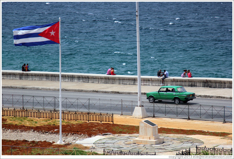 Cuban flag and a green car on the Malec&oacute;n.