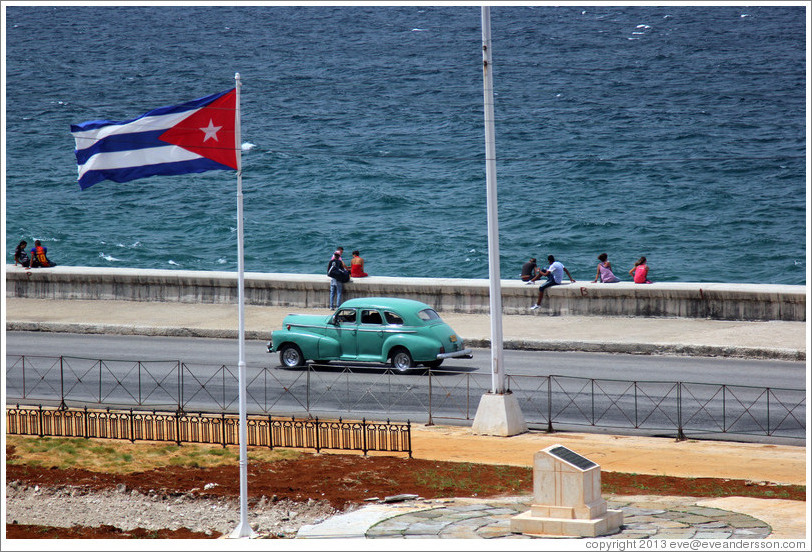 Cuban flag and a green car on the Malec&oacute;n.