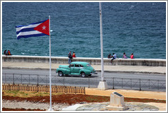 Cuban flag and a green car on the Malec&oacute;n.